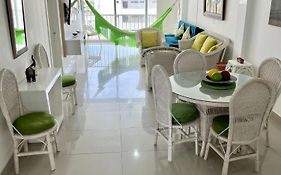 Apartamento en el Rodadero, Confortable y amplio, con vista al mar, a 80mt de la playa, DELAMAR Apartmet